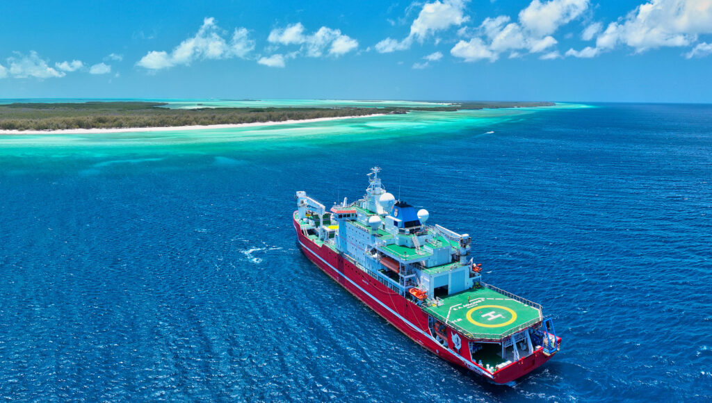Le S.A. Agulhas II au large de l'île d'Aldabra (image d'illustration) @ Filip Kulisev - Explorations de Monaco Entre Maurice et les Seychelles, Saya de Malha, plus grand banc immergé du monde, affiche une biodiversité exceptionnelle.