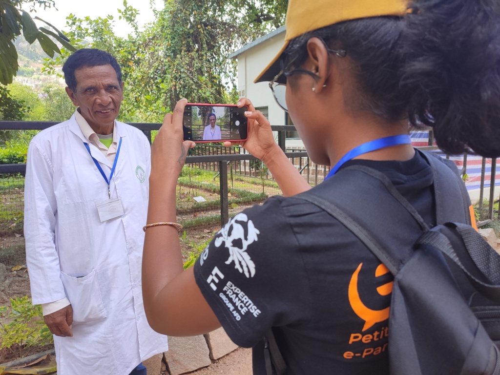 Une jeune malgache réalise un documentaire avec son smartphone dans le cadre du projet ePOP.